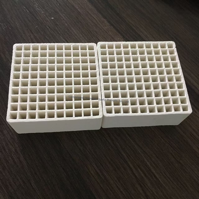 Placa de cerámica industrial de alúmina con densidad de agujeros 99% Al2O3 Cerámica de alúmina pulido personalizado