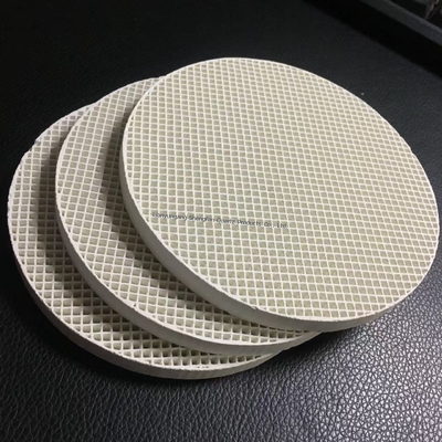 Placa de cerámica industrial de alúmina con densidad de agujeros 99% Al2O3 Cerámica de alúmina pulido personalizado