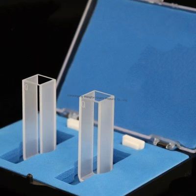 Las cubetas de cuarzo resistentes a la corrosión y altamente transparentes se utilizan en espectrómetros y espectrofotómetros