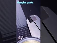 Este es un tubo capilar de cuarzo que tiene aproximadamente el mismo grosor que un cabello.