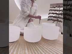 Presentamos los productos de cuencos cantores de cristal con sonidos relajantes Transform Space para la máxima relajación.